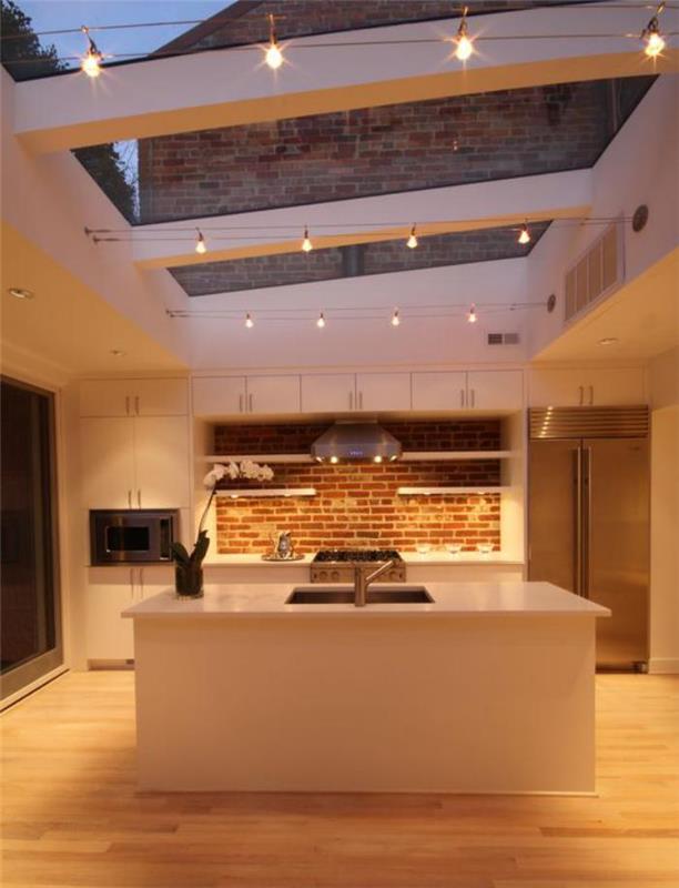 strešna okna in pravljične luči v kuhinji v podstrešju