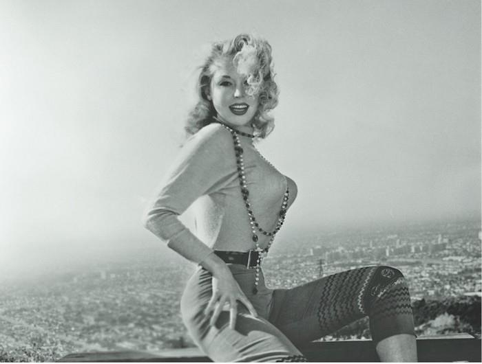Blondinka 50 -ih let, 50 -letnica, kako se obleči v slogu 50 -ih