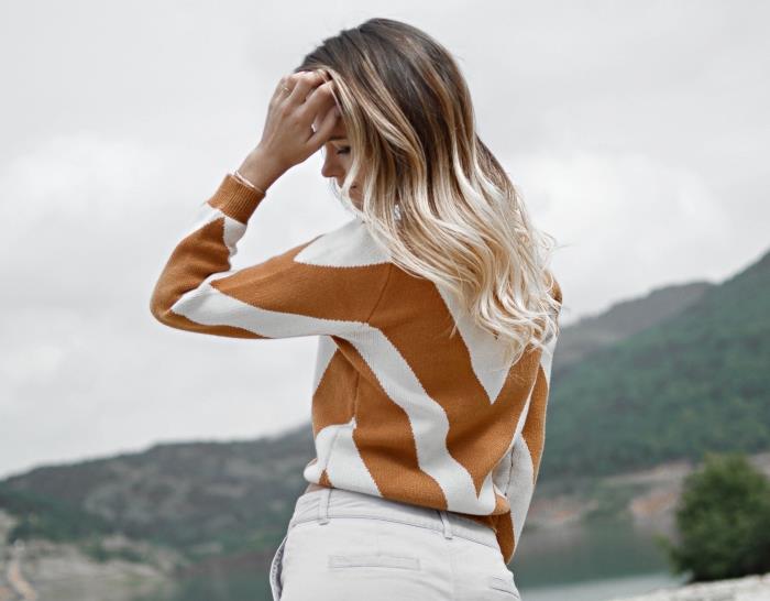 zasenčen rjavolaski model las z nasveti platinasto blond, model bele in rjave bluze v kombinaciji z belimi ženskimi hlačami