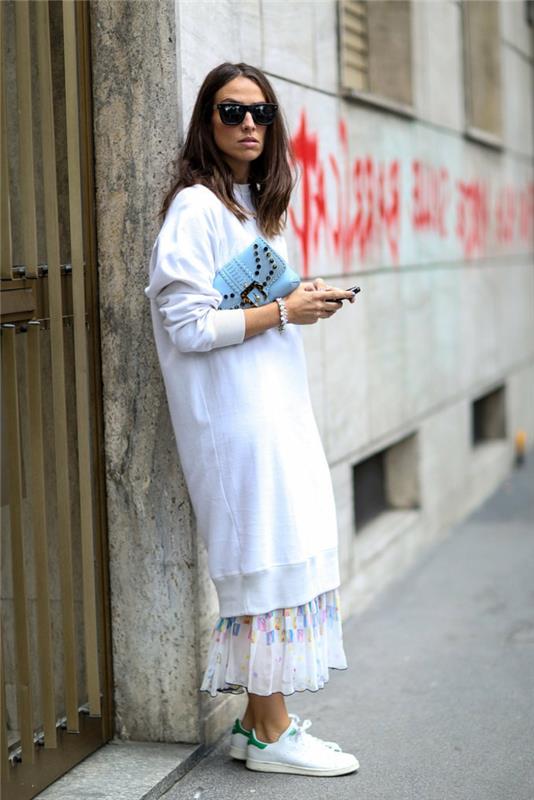 baltas negabaritinis megztinis, ilgas boho stiliaus sijonas, negabaritinis moteriškas megztinis, rudens gatvės stiliaus apranga