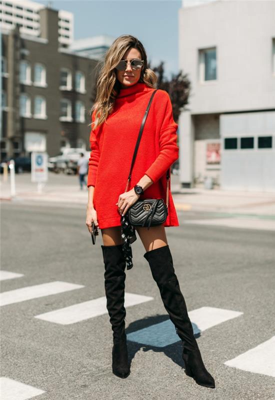 raudonas moteriškas megztinis, juodi batai iki šlaunų, juodas krepšys, akiniai nuo saulės, madingas negabaritinis megztinis