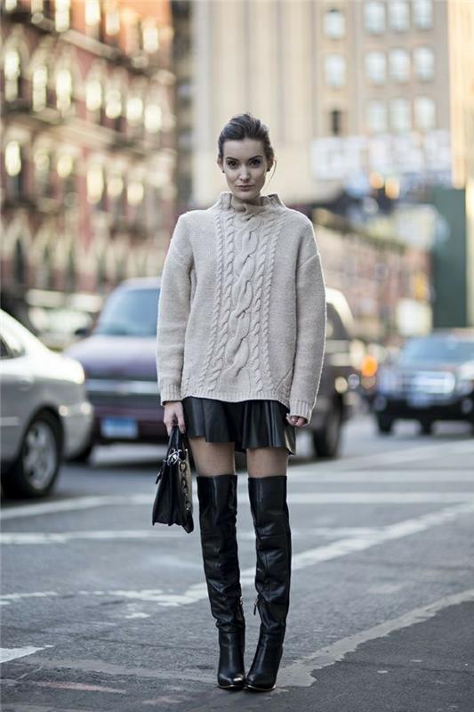 mini usnjeno krilo, visoki čevlji do stegen, sivo-bel ženski pulover iz kabla, črna torba, žemljica, jesenska obleka