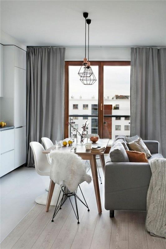 Beli stoli in lesena miza, kuhinja, ki daje studiu dnevne sobe 15 m2 ikee, kar je najlepša dekoracija