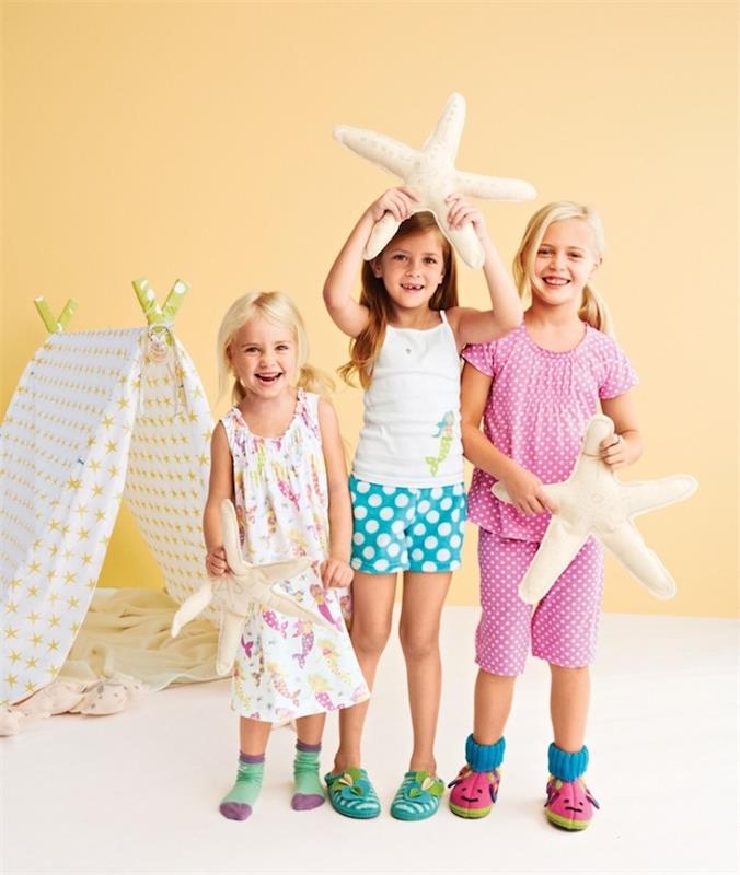 pijamalı doğum günü partisi fikri, pijama giymiş küçük kızlar, çocuk teepesi ve yıldız şeklinde minderler