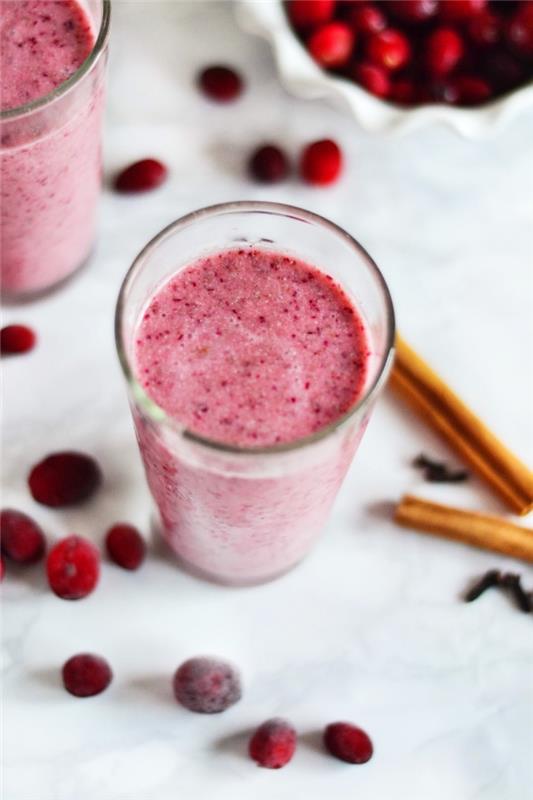 recept za smoothie z blenderjem z brusnicami in začimbami, primeren za paleo in vegansko prehrano