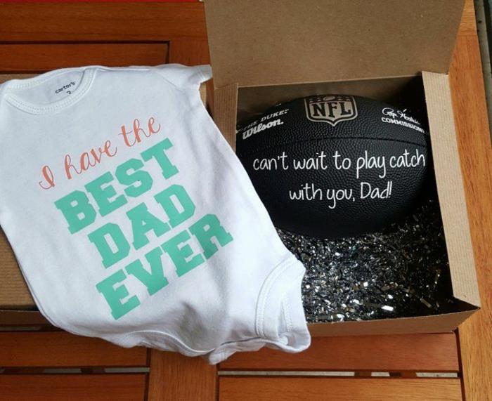 beyaz tişört ve siyah balon, çocuğun babasına baba olacağını duyurmak için hediyeler