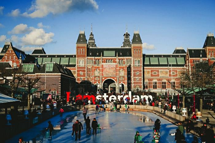 drsanje pred nacionalnim slikarskim muzejem v Amsterdamu, ideje za obisk Amsterdama pozimi
