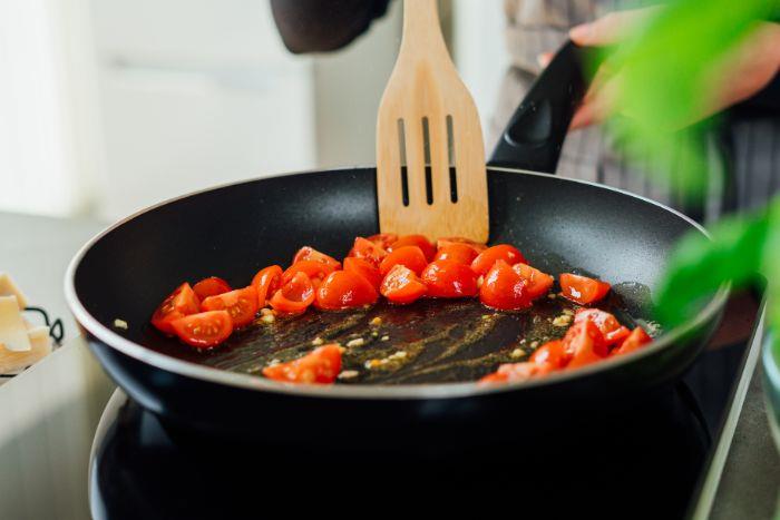 v ponvi prepražimo paradižnik s česnom, da naredimo zelenjavne tagliatelle, kako narediti špagete iz bučk