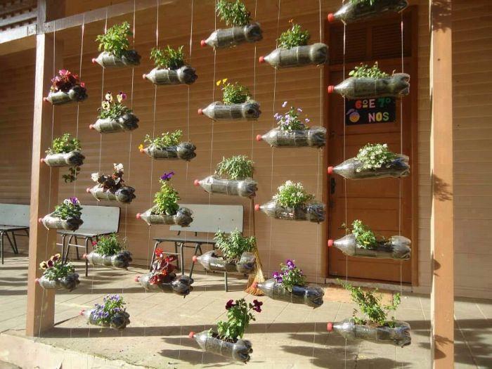 naredite navpični vrt z recikliranimi plastičnimi steklenicami, ki je uporaben za zunanjo uporabo