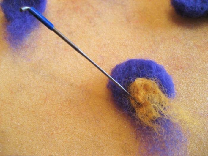 ką daryti su vilna, violetiniais žiedlapiais, pagamintais iš mėlynos ir geltonos vilnos