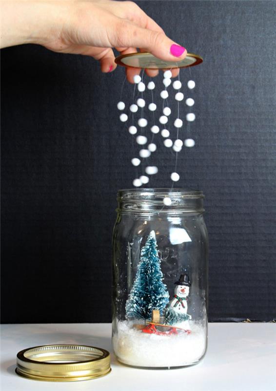 „Pasidaryk pats“ Kalėdų puošmena su perdirbtais stikliniais indeliais ir kalėdinėmis figūrėlėmis, „pasidaryk pats“ bevandenis sniego gaublys su padirbtu sniegu, kabančiu nuo dangčio