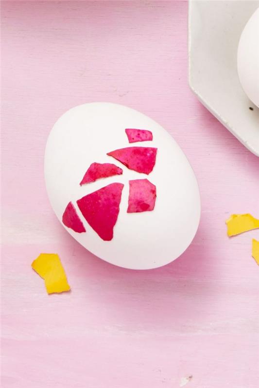 beyaz paskalya yumurtasının dışına yapıştırılmış yumurta kabukları ile ne yapılır kolay paskalya dekorasyonu, geri dönüşümlü kendin yap paskalya dekorasyonu