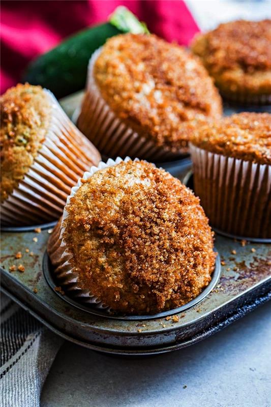 Mehki muffini iz bučk, posuti z rjavim sladkorjem, hitra in enostavna ideja za sladico iz bučk
