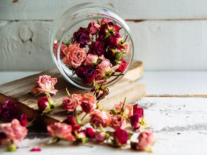 kaj storiti z cvetnimi listi vrtnic romantična dekoracija v lončku s suhim cvetjem