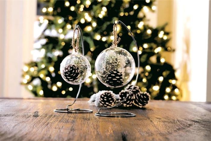 Snežna krogla DIY, enostavna božična ideja DIY, enostavni božični okraski, plastična posoda za terarij, napolnjena s storži
