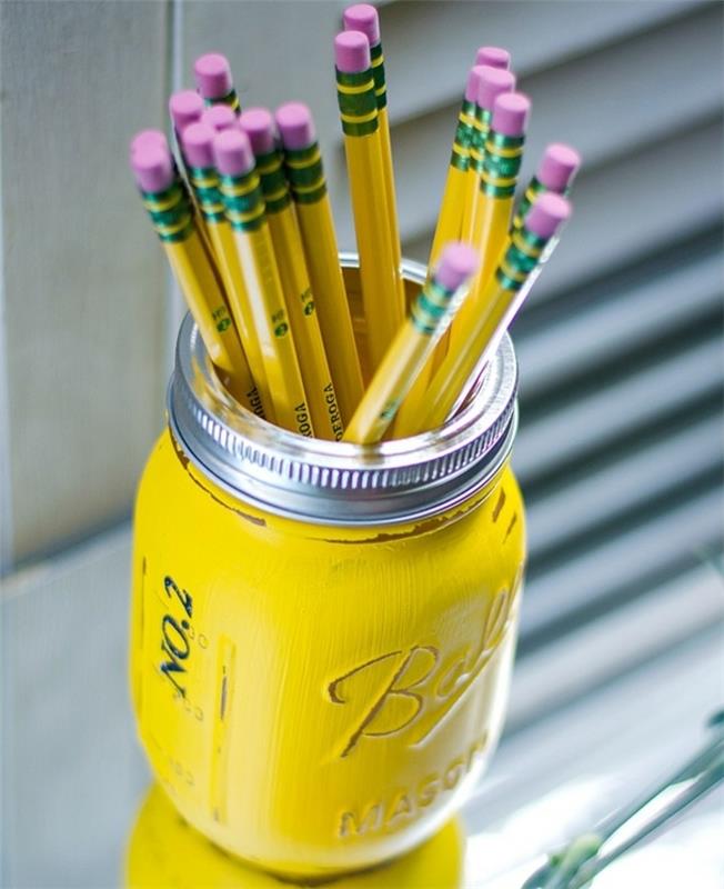 ką daryti su stikliniais indeliais-stiklainiu-perdažyti geltonai ir paversti pieštuku-stiklainiu-pasidaryk pats-kūrybinė veikla