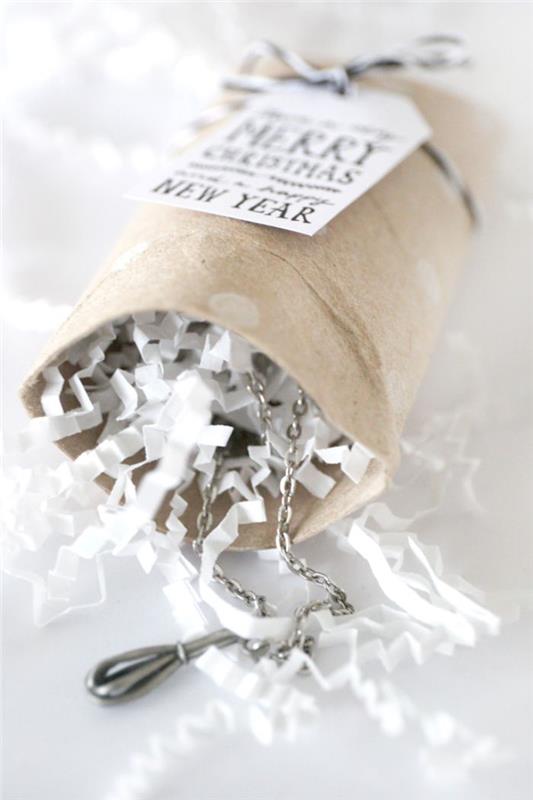 ką daryti su tuščiais tualetinio popieriaus ritinėliais idėja pasidaryti „pasidaryk pats“ dovanų dėžutę, užpildytą konfeti popieriaus ir karolių dovanomis