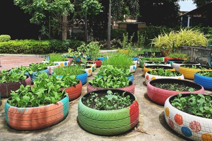 vrtna dekoracija s pnevmatiko, primeri, kako narediti majhen vrt z rastlinami v sadilcih iz recikliranih materialov