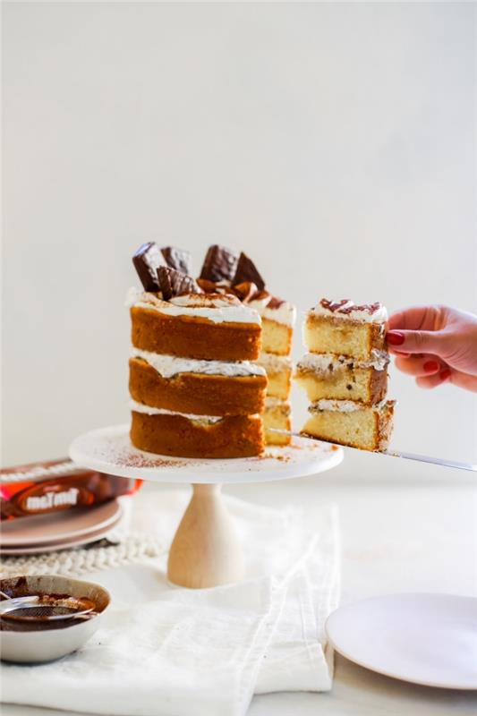 recept za golo torto, sestavljen iz treh biskvitnih pogač, prekritih s stepeno smetano mascarpone, okrašeno s čokoladnimi ploščicami