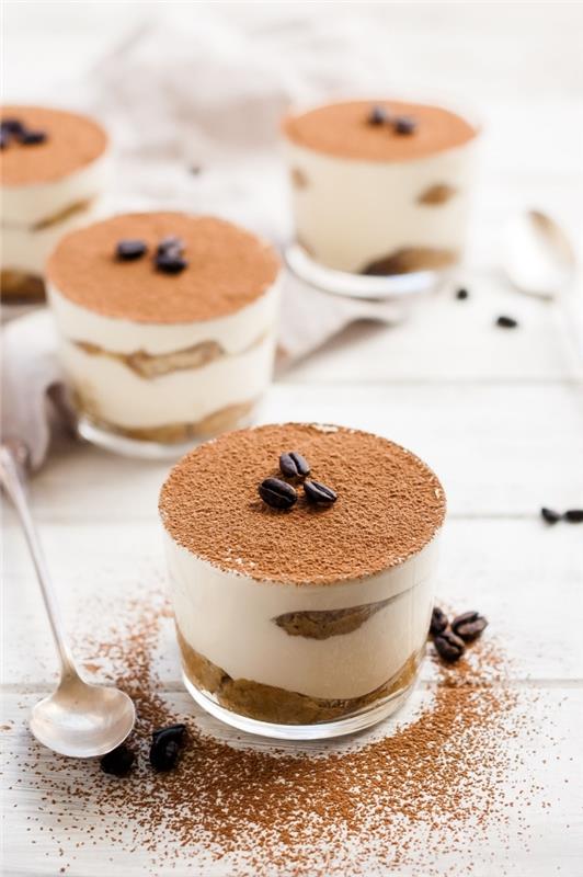 Posamezna sladica iz mascarponeja in espresso stekla tiramisu, hitra in enostavna ideja za sladico iz mascarponeja