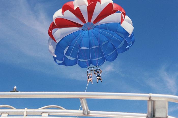 kul stvar, ko vam je dolgčas, adrenalin, pustolovščina, parasailing, par, modro nebo, rdeče in modro padalo