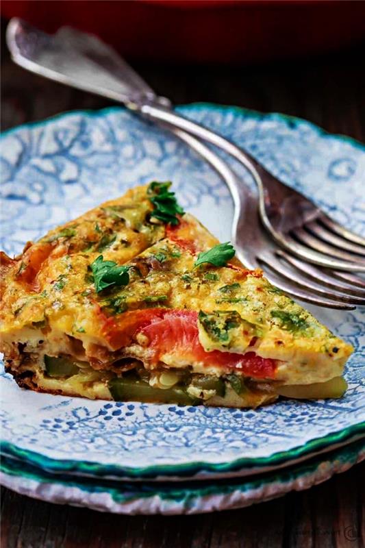 lengvas vakaro patiekalas su kiaušiniais ir daržovėmis, vegetariška kišenė be pomidorų pastos, mocarelos ir cukinijos