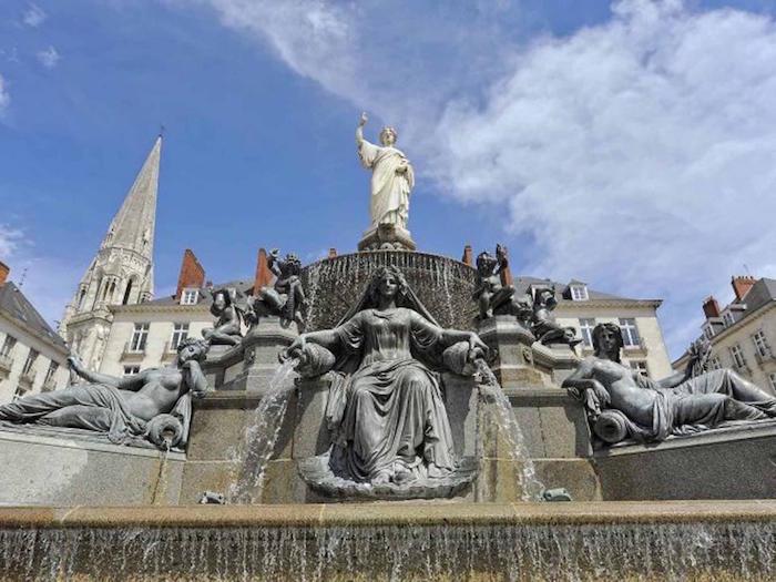 kaj-videti-v-nantes-fountain-place-royale