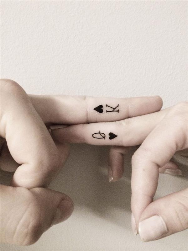 kraljica in kralj src, simboli krova kart, njegova in njena tetovaža, tetovaža s srednjim prstom, ljubke tetovaže s prsti