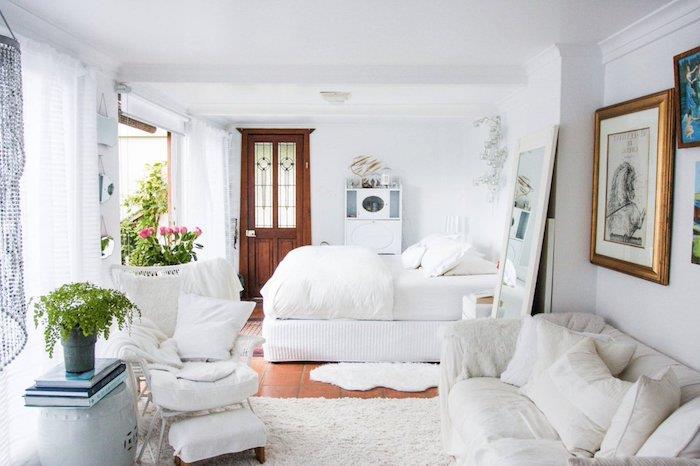 moteriškas chabby elegantiškas baltas deko su gulinčia lova ir sofa balta, gėlių deko, dideliu veidrodžiu ir rėmų siena