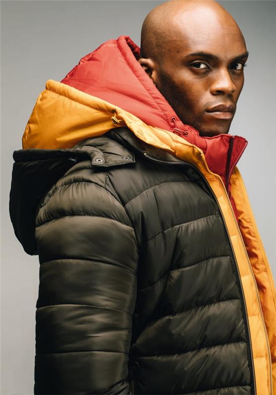 model prešita prešita jakna z originalno odstranljivo kapuco s kontrastno rumeno in oranžno podlogo