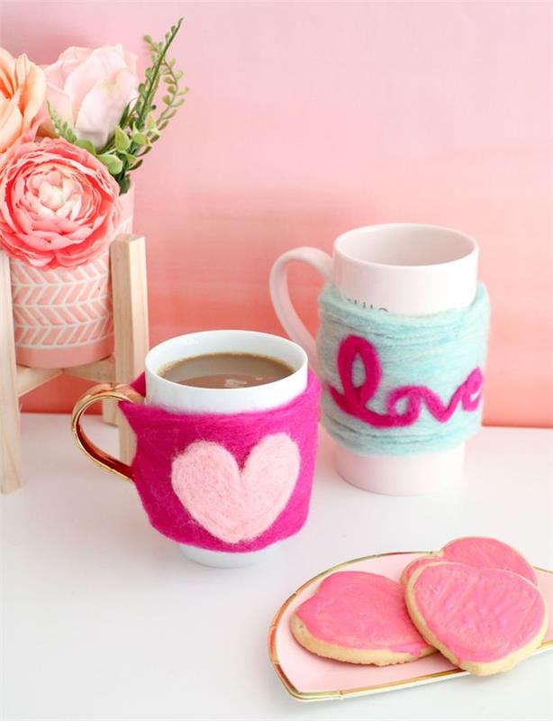 ideja za darilo, model dekoracije skodelice za kavo iz roza filca, s pastelno rožnatim srčkom, zabavna ročna dejavnost
