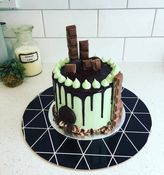 Šokolado ir mėtų gimtadienio torto paprasta ir graži paauglių gimtadienio torto idėja