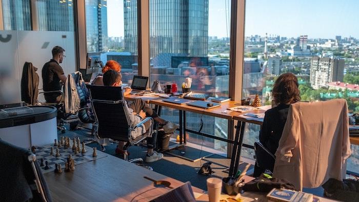 cam yuvanın muhteşem manzarasına sahip ofis ofis alanı için hangi oyunlar