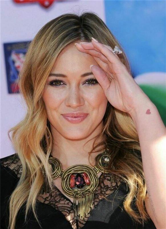 Hilary Duff yandan küçük kalp dövmesi kırmızı minik kalp