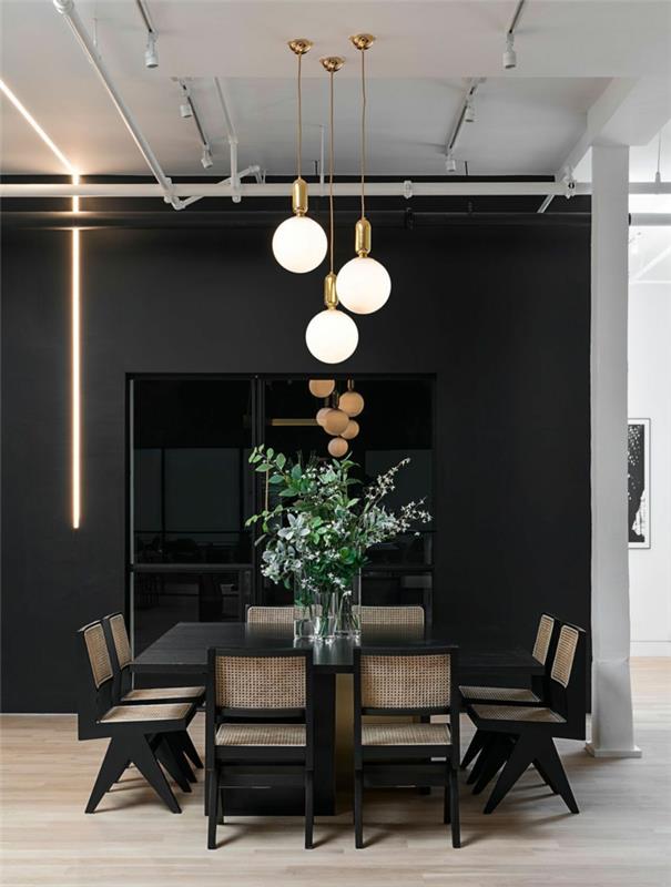 valgomasis, pakabinami šviestuvai, pramoninės plytelės, juoda siena, pramoninės lubos, elegantiškas stalas ir kėdės