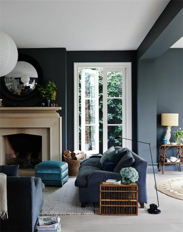 balta židinio židinys, mėlyna taburetė, langas nuo grindų iki lubų, svetainės dekoravimas