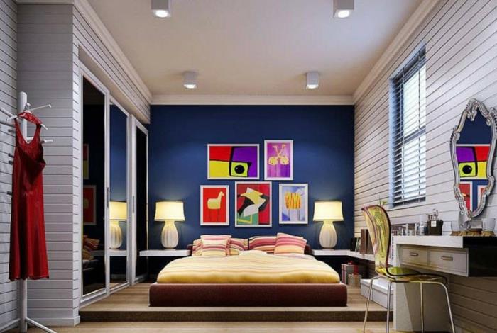 miegamojo dažų spalva, mėlyni sienų dažai, platformos lova, ryškių spalvų paveikslai, baroko veidrodis