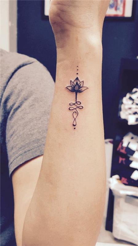 Stara šola tetovažna roka pomeni diamantno geometrijsko tetovažo lotosa