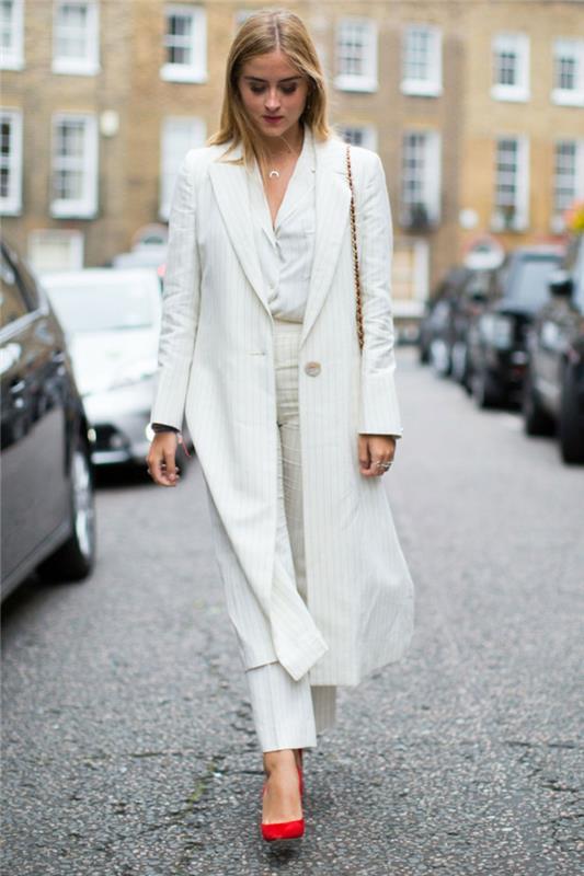 Modaya uygun beyaz pantolon görünümü kot gömlek toplam soğuk beyaz görünüm fikirleri uzun beyaz ceket