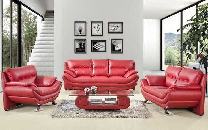 zamislite, katero barvo povezati s sivo, rdečim naslanjačem in kavčem, mizo z rdečimi nogami s stekleno ploščo, sivo preprogo in biserno sivo steno
