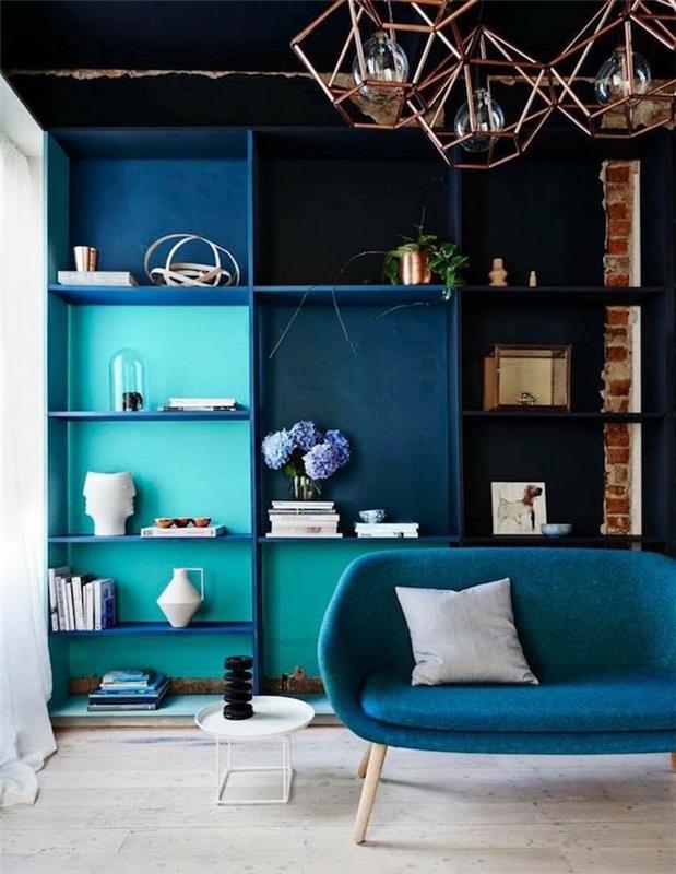 madinga benzininė mėlyna palėpės svetainė, retro pramoninio stiliaus butas su dizainerio liustra ir povo sofa