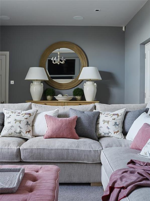 ultra konforlu mobilyalara sahip bir oturma odasında inci grisi beyaz seramik zemin lambalarına sahip yuvarlak bir ayna