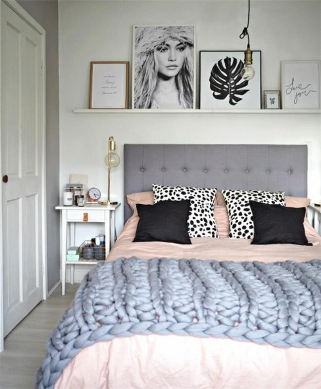 gri yataklı inci grisi boya ve yatağın üzerinde beyaz bir rafta çeşitli boyutlarda tablolar