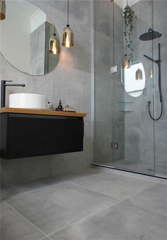 Büyük yuvarlak aynalı ve üstüne monte edilmiş aydınlatma armatürlü İtalyan duşlu inci grisi boya banyosu