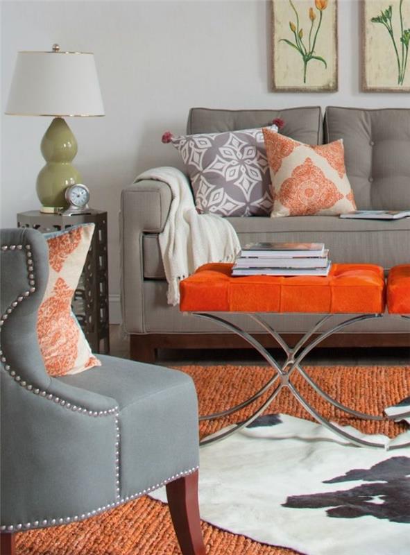 gri ile hangi renk ilişkilendirilmeli, turuncu halı ve masa, gri koltuk ve kanepe ve inci grisi duvar, orijinal oturma odası dekoru