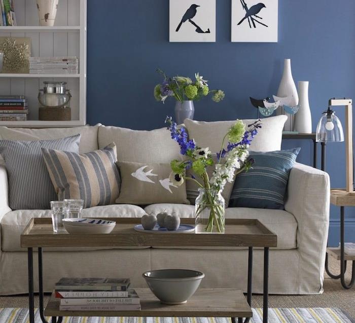 gri, açık gri kanepe, bej, gri ve mavi kırlentler, ahşap sehpa ve gece mavisi boya ile süslenmiş metal duvar ile ne renk bir fikir edin
