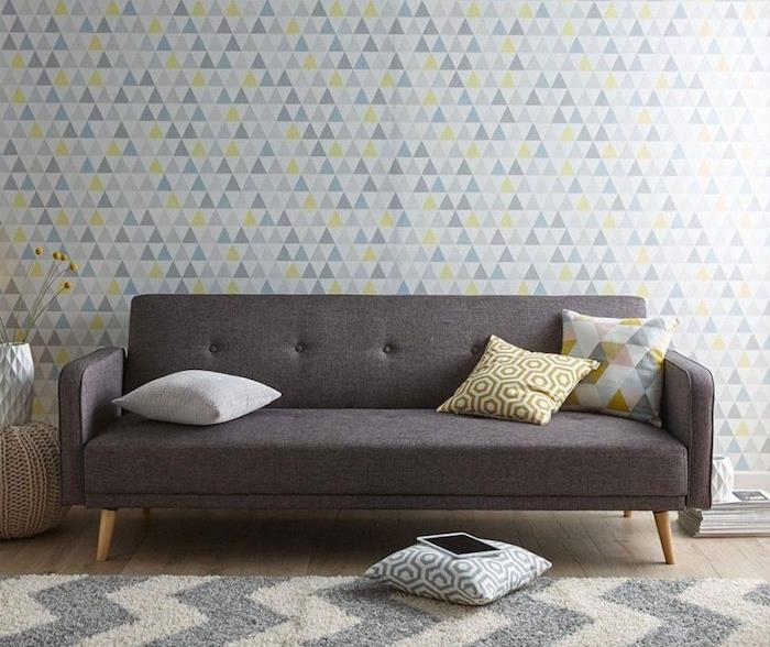 antrasit gri gölge kanepe, beyaz, gri ve sarı üçgen duvar kağıdı giymiş duvar, gri ve beyaz halı