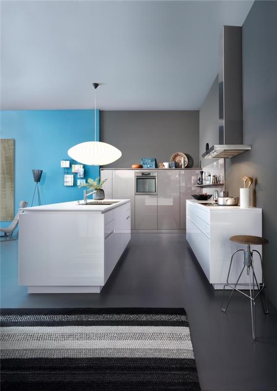 oturma odasına açık bir mutfakta çağdaş iç tasarım, gri duvarlı beyaz lake mutfak modeli