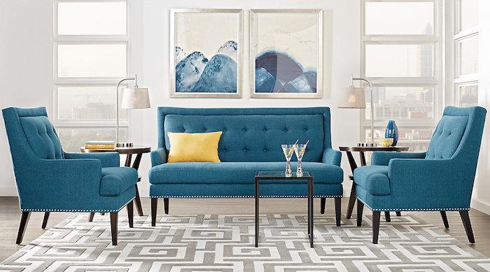 retro sofos komplektas su povo mėlynais foteliais ant pilko kilimo ir baltų sienų