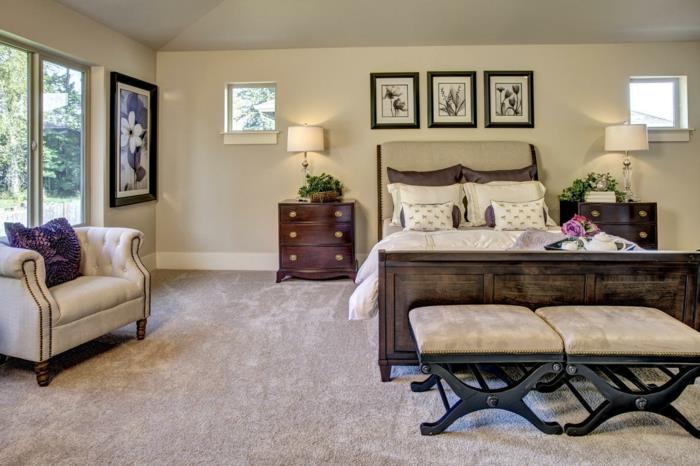 Zen dekoracija spalnice, taupe preproga in baročni elementi v fantastični spalnici